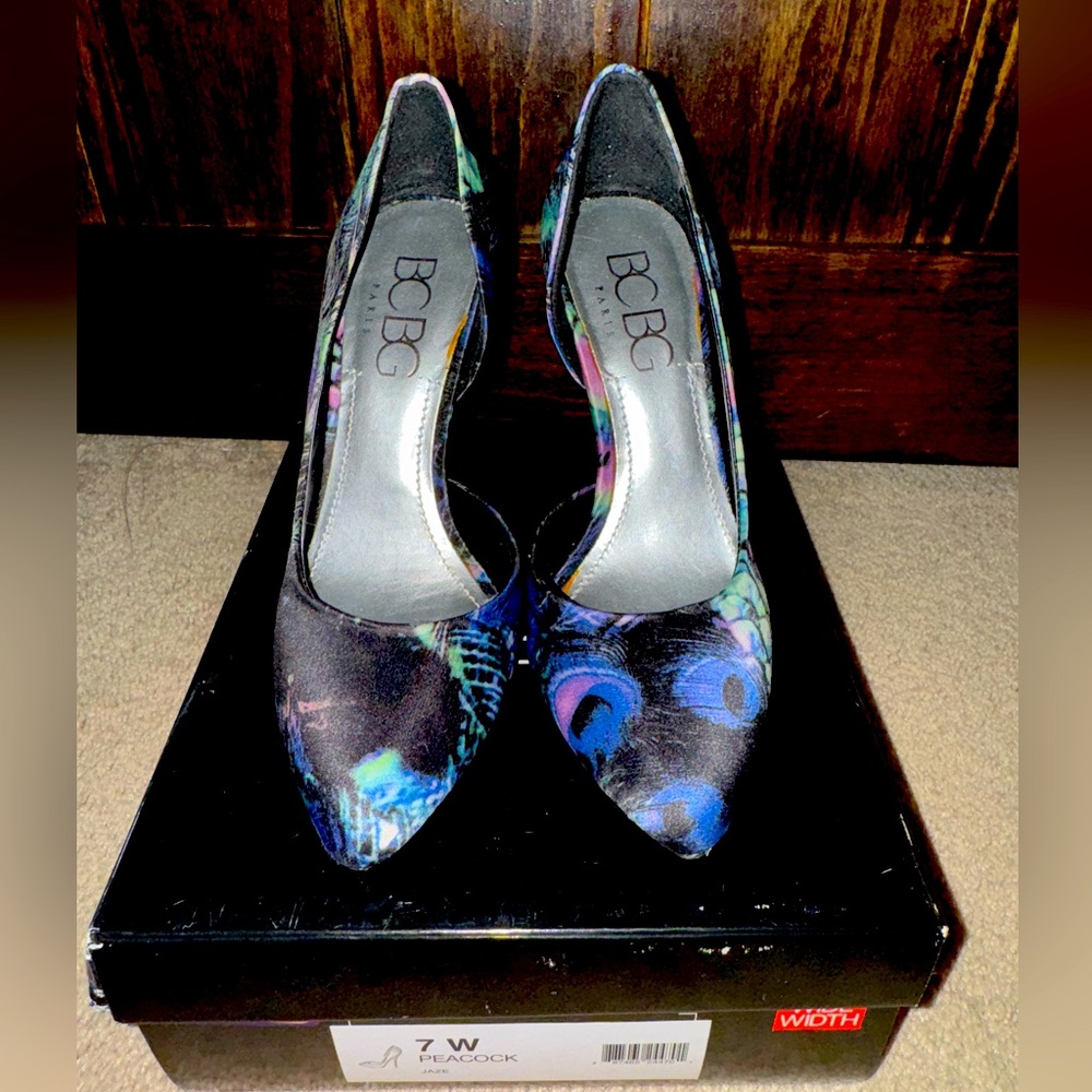 BCBG Jaze D’orsay peacock print Heels